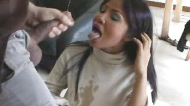 สาว busty และร้อนจัด วีดีโอ โป๊ น้อง แน ท Lexi Ward ดูดกระเจี๊ยวขวาบนพื้น