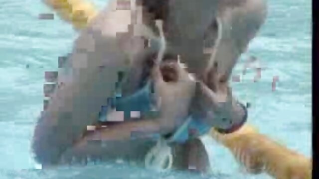 Lewd babes Vicki Chase และ Eliza Ibarra สนุกกับการแลกเปลี่ยนน้ำกามหลังจาก ค ลิบ วีดีโอ xx Threesome ที่สระว่ายน้ำ